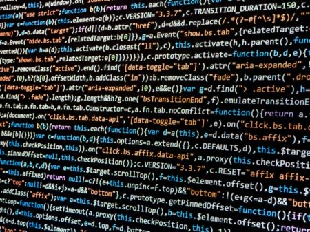 Bunter Bildschirm mit zahlreichen Codezeilen in verschiedenen Farben, die auf Englisch geschrieben sind. Der Quellcode enthält Funktionen, Daten und algorithmische Anweisungen für Programmierung und Softwareentwicklung.